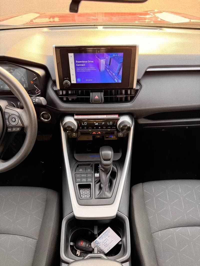 2025 Toyota RAV4 XLE thumbnail 7