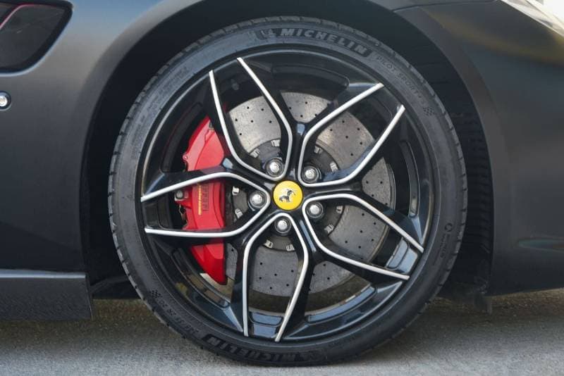 2018 Ferrari GTC4 LUSSO thumbnail 6