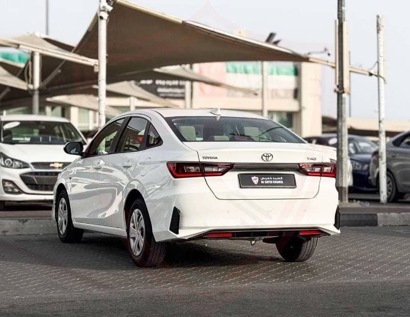 2023 Toyota Yaris E thumbnail 4