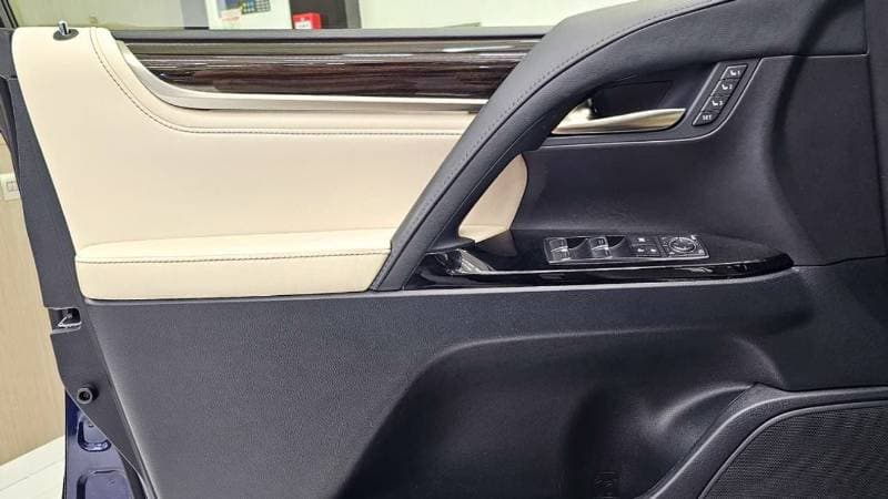 2016 Lexus LX570 PLATINUM thumbnail 7