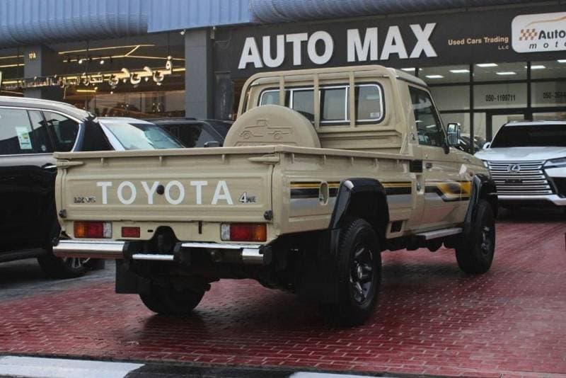 2022 Toyota Land Cruiser Pickup 70 thumbnail 6