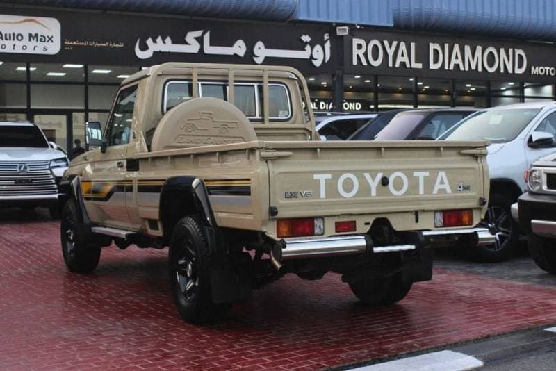 2022 Toyota Land Cruiser Pickup 70 thumbnail 4