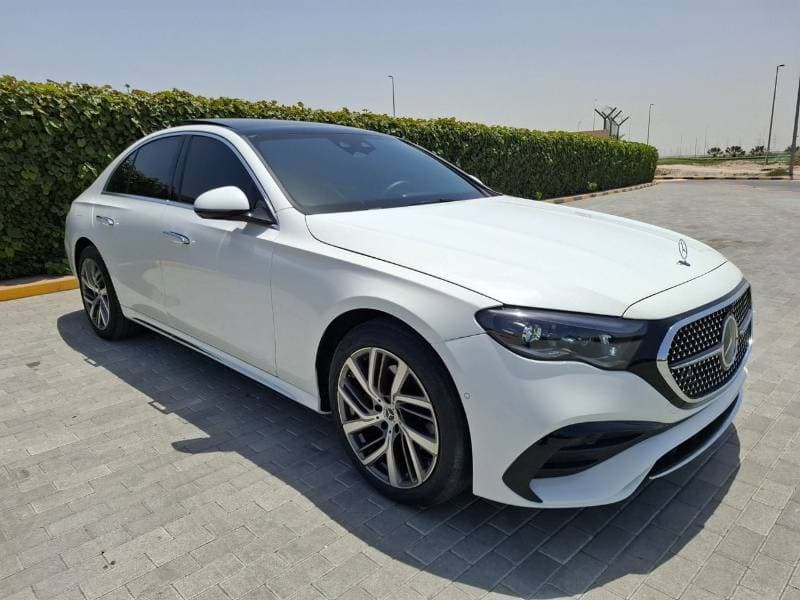 2025 Mercedes Benz E220 thumbnail 4