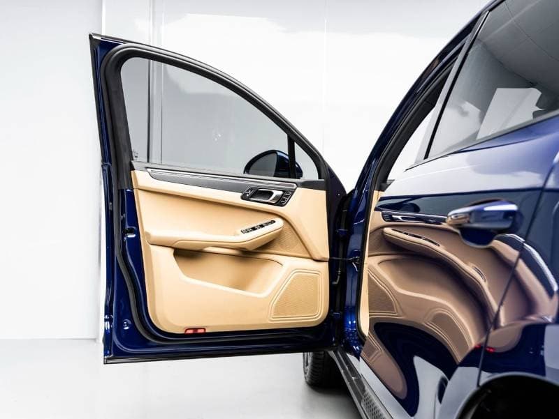 2025 Porsche Macan STANDARD thumbnail 7