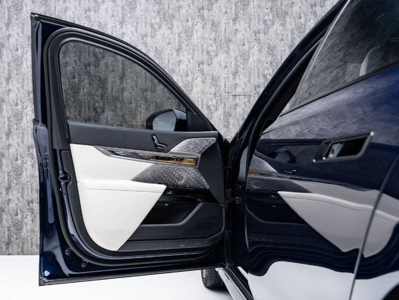 2024 BMW 740i M SPORT thumbnail 7