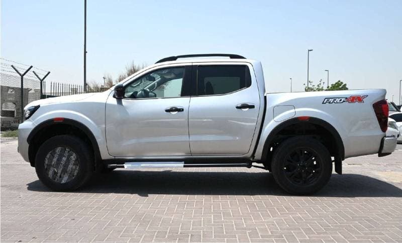 2025 Nissan Navara thumbnail 4