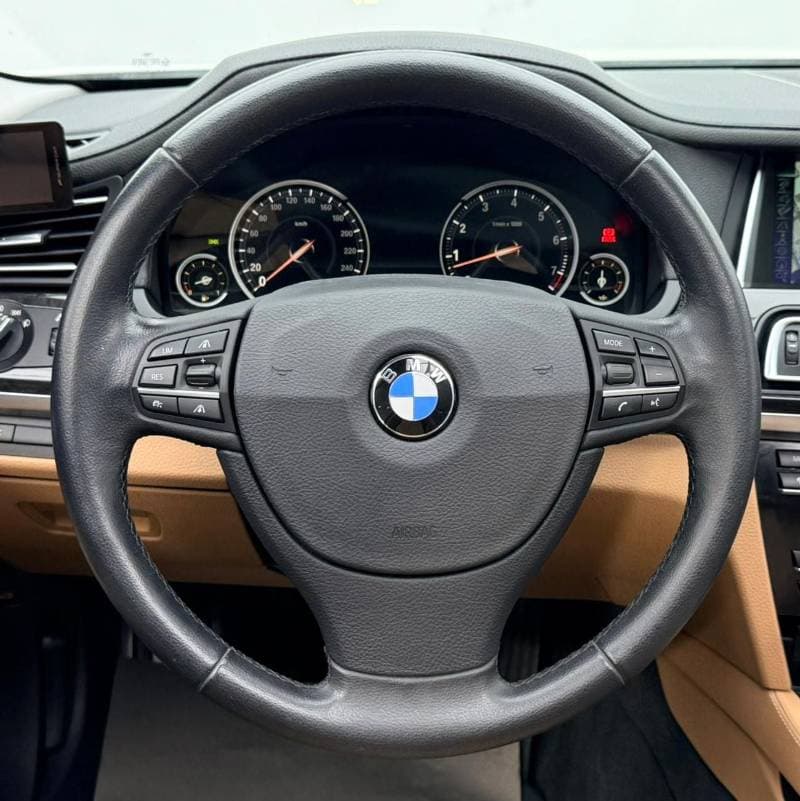 2014 BMW 750i thumbnail 7
