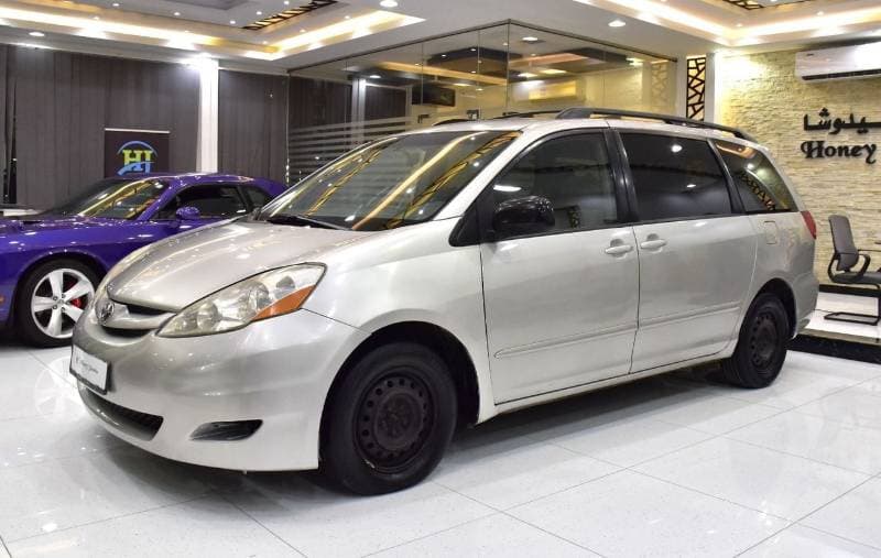 2008 Toyota Sienna LE thumbnail 3
