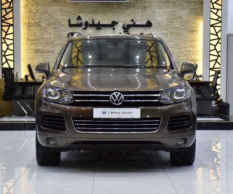 2015 Volkswagen Touareg SEL thumbnail 2