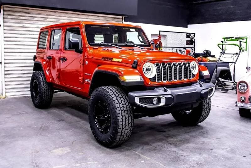 2024 Jeep Wrangler SAHARA thumbnail 2