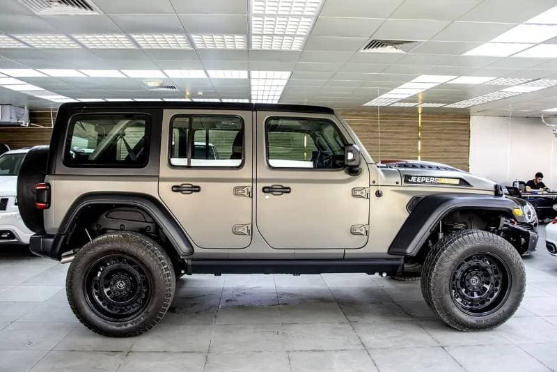 2023 Jeep Wrangler SAHARA thumbnail 4