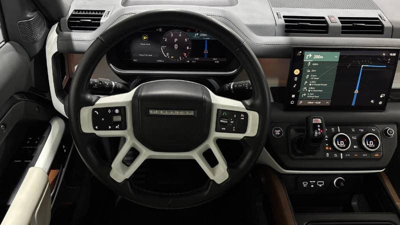 2024 Land Rover Defender thumbnail 8