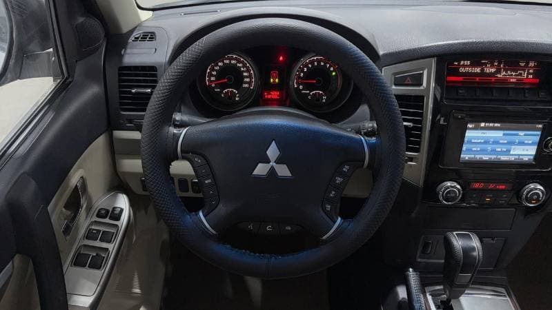 2017 Mitsubishi Pajero GLS MIDLINE thumbnail 8