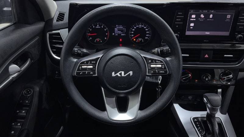 2023 Kia Seltos LX thumbnail 8