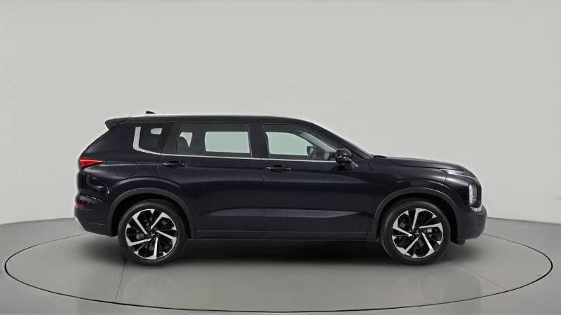 2025 Mitsubishi Outlander thumbnail 3