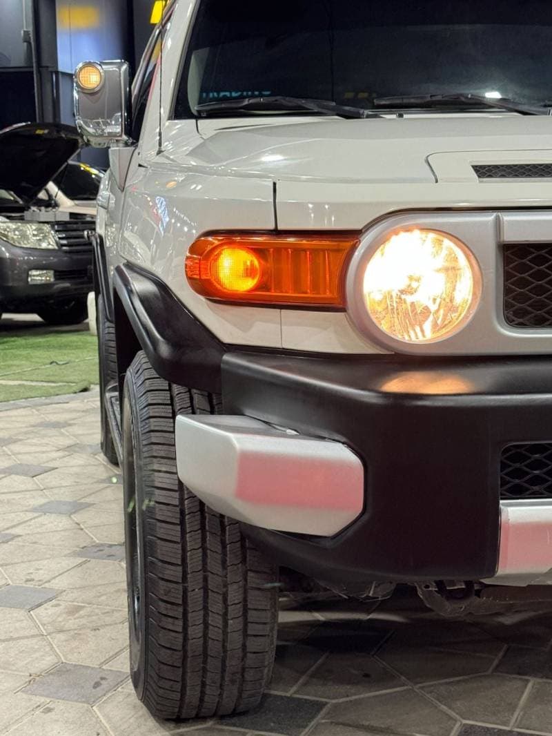 2014 Toyota FJ Cruiser GXR thumbnail 2