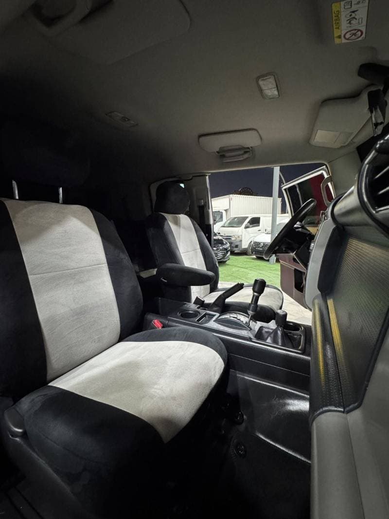2014 Toyota FJ Cruiser GXR thumbnail 3