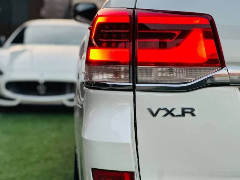 2016 Toyota Land Cruiser VXR thumbnail 6