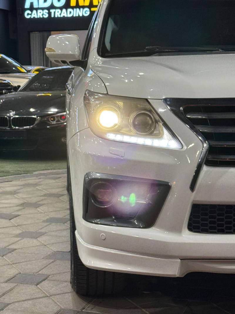 2011 Lexus LX570 TOP thumbnail 2
