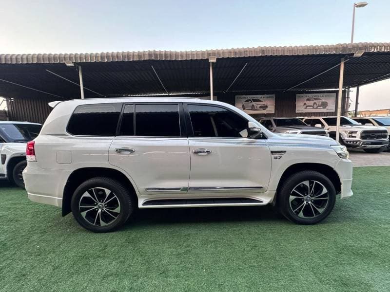 2016 Toyota Land Cruiser VXR thumbnail 3