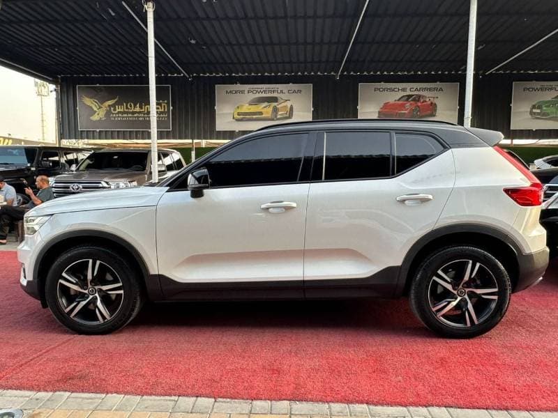 2020 Volvo XC40 R DESIGN thumbnail 4
