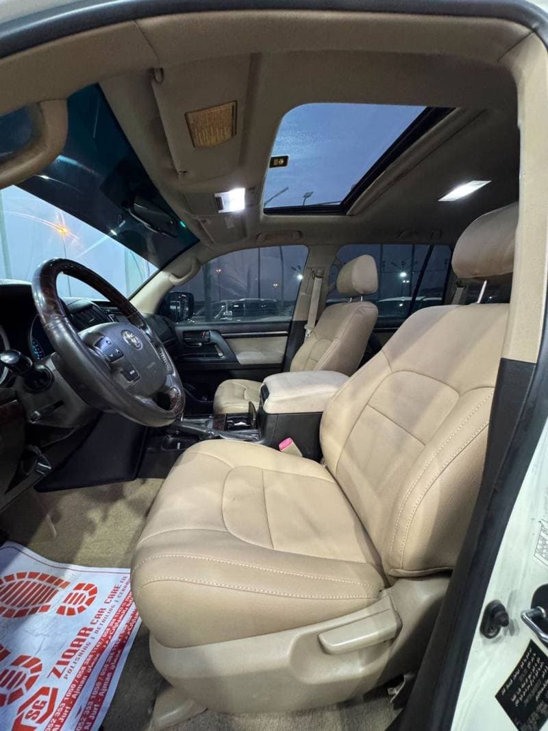 2010 Toyota Land Cruiser GXR thumbnail 6