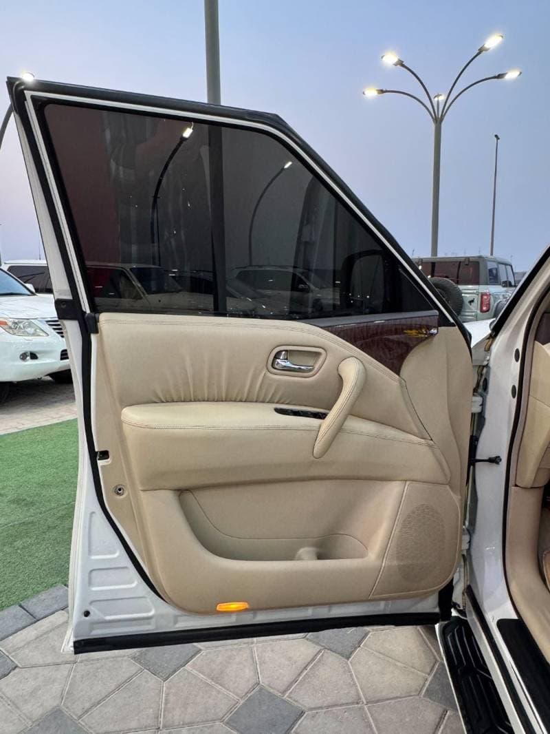 2013 Nissan Patrol LE T3 thumbnail 4