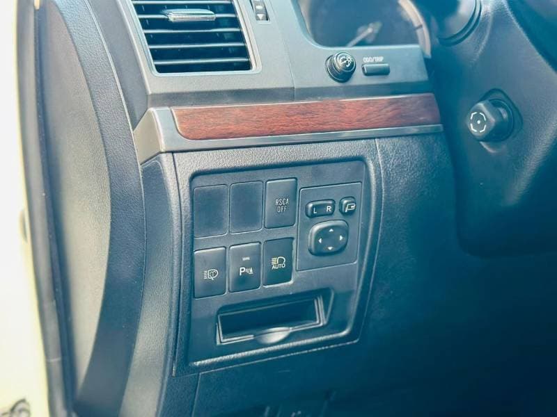 2016 Toyota Land Cruiser VXR thumbnail 5
