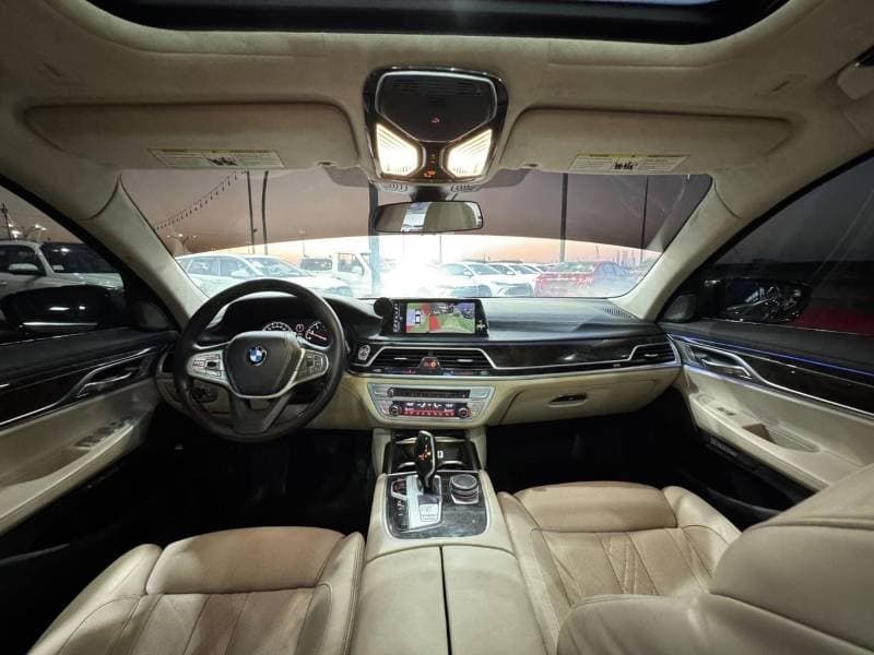 2016 BMW 750i thumbnail 2