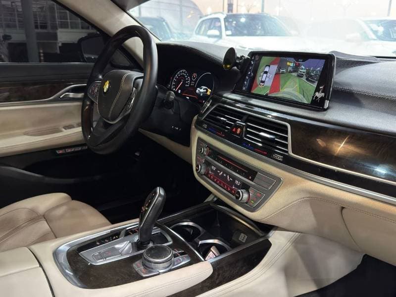 2016 BMW 750i thumbnail 7