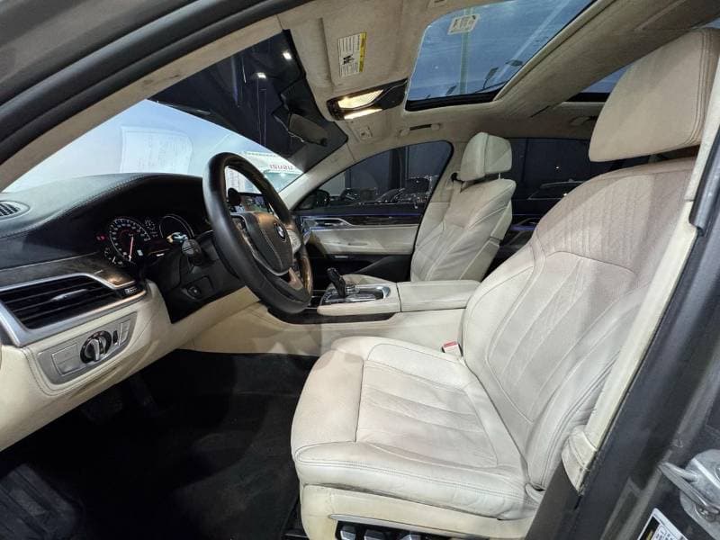 2016 BMW 750i thumbnail 6