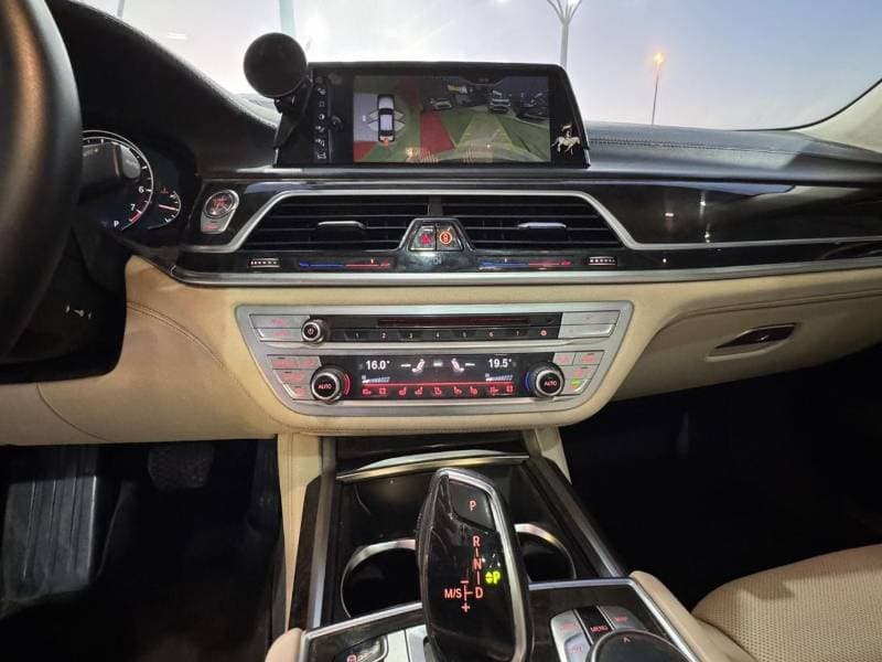 2016 BMW 750i thumbnail 5