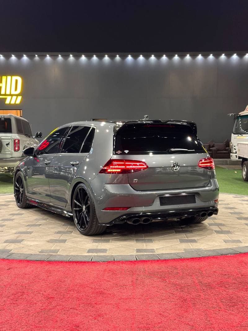2018 Volkswagen Golf R thumbnail 4