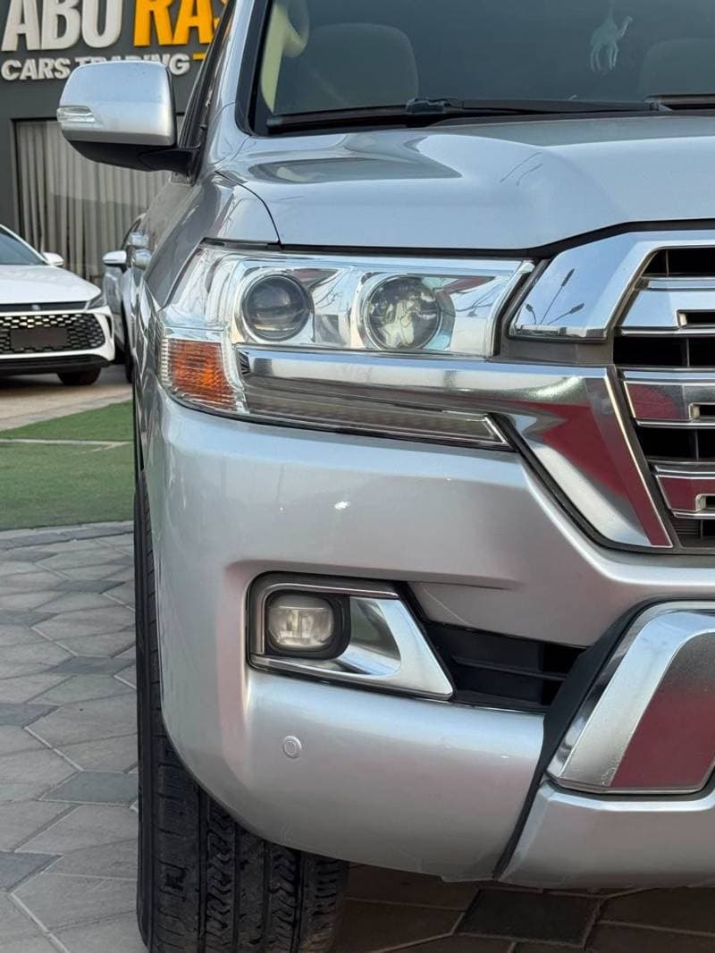2017 Toyota Land Cruiser EXR thumbnail 4