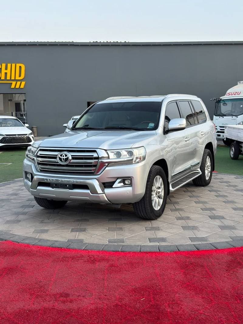 2017 Toyota Land Cruiser EXR thumbnail 2