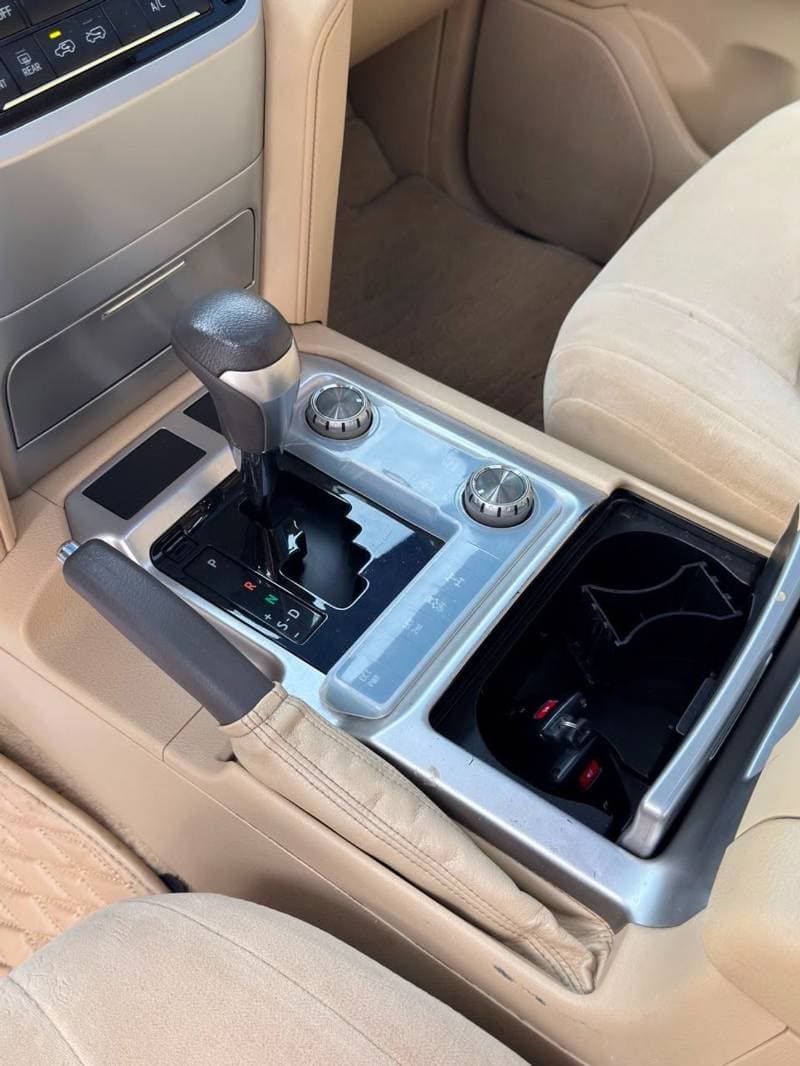 2017 Toyota Land Cruiser EXR thumbnail 6