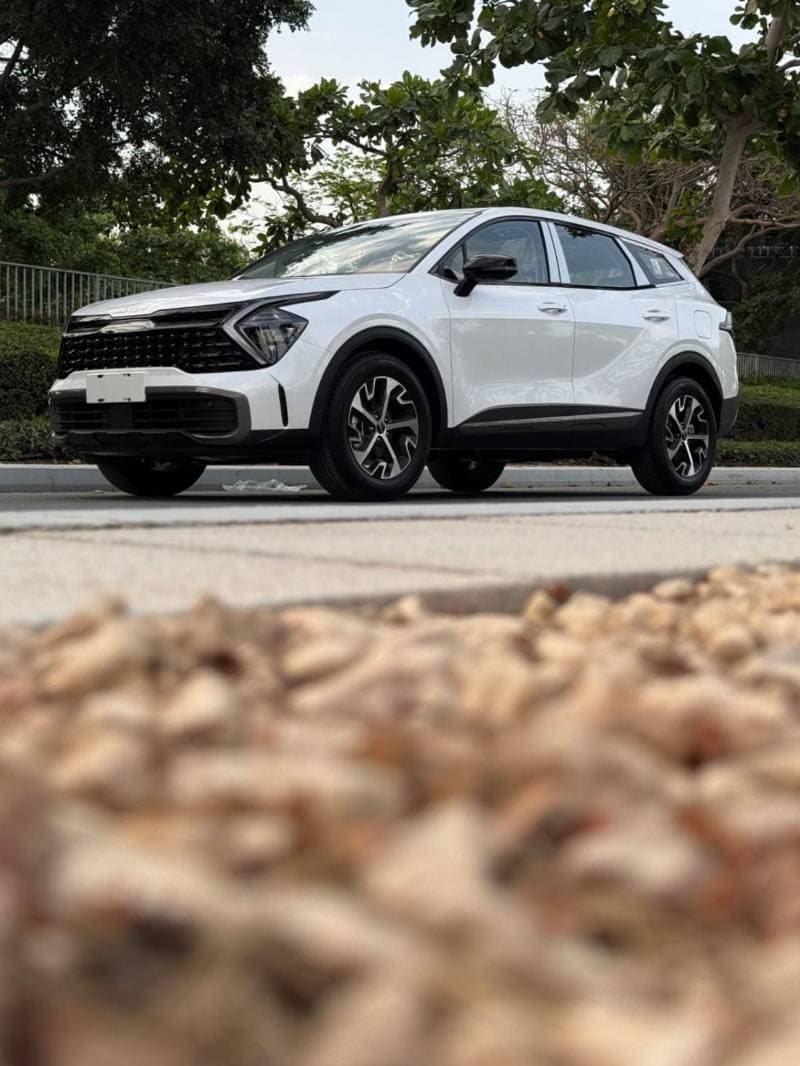 2025 Kia Sportage DLX thumbnail 2