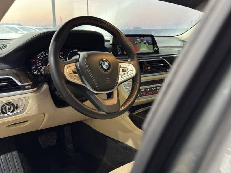2016 BMW 750i thumbnail 5