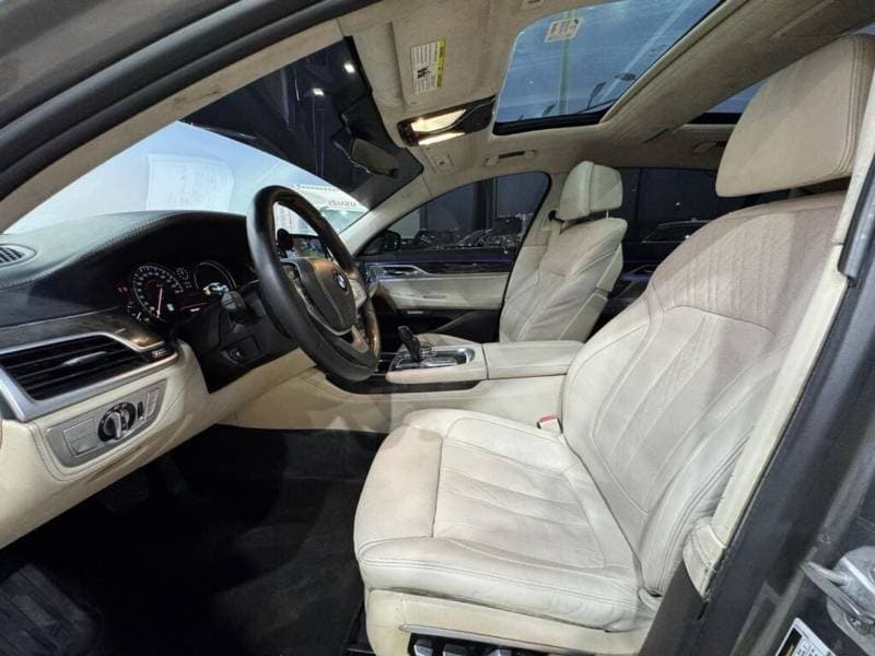 2016 BMW 750i thumbnail 6