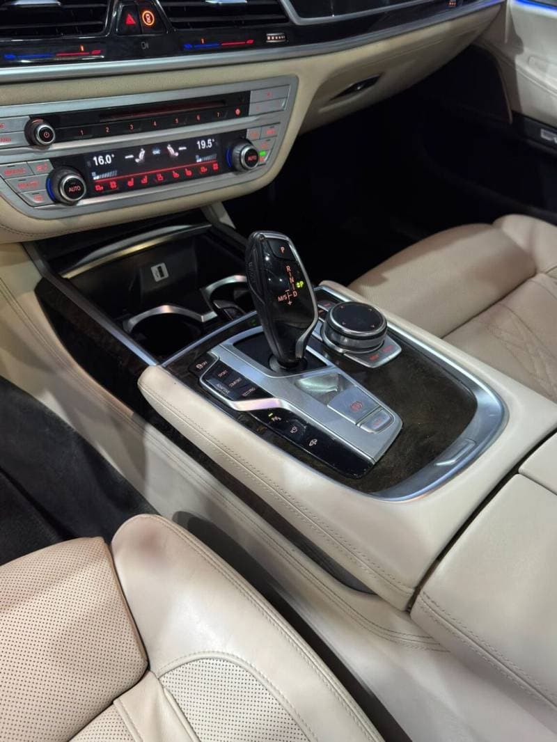 2016 BMW 750i thumbnail 7