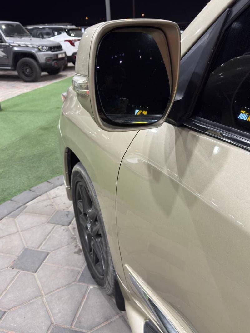 2009 Lexus LX570 thumbnail 4