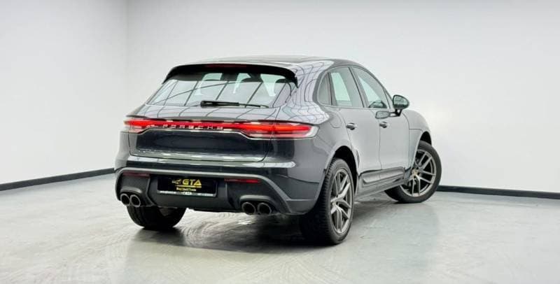 2022 Porsche Macan STANDARD thumbnail 4