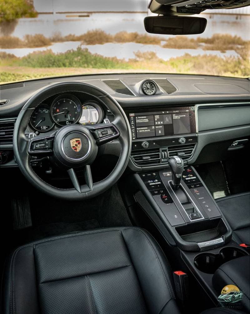 2024 Porsche Macan STANDARD thumbnail 2