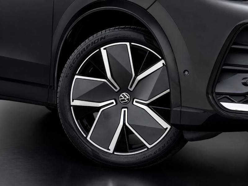 2026 Volkswagen Tiguan R LINE thumbnail 5