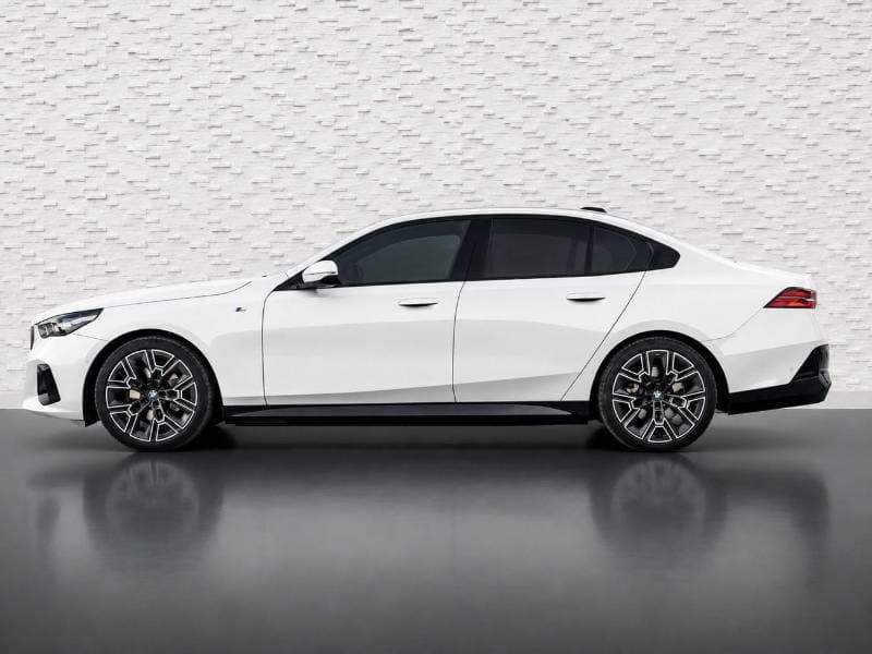 2024 BMW 520i M SPORT thumbnail 6