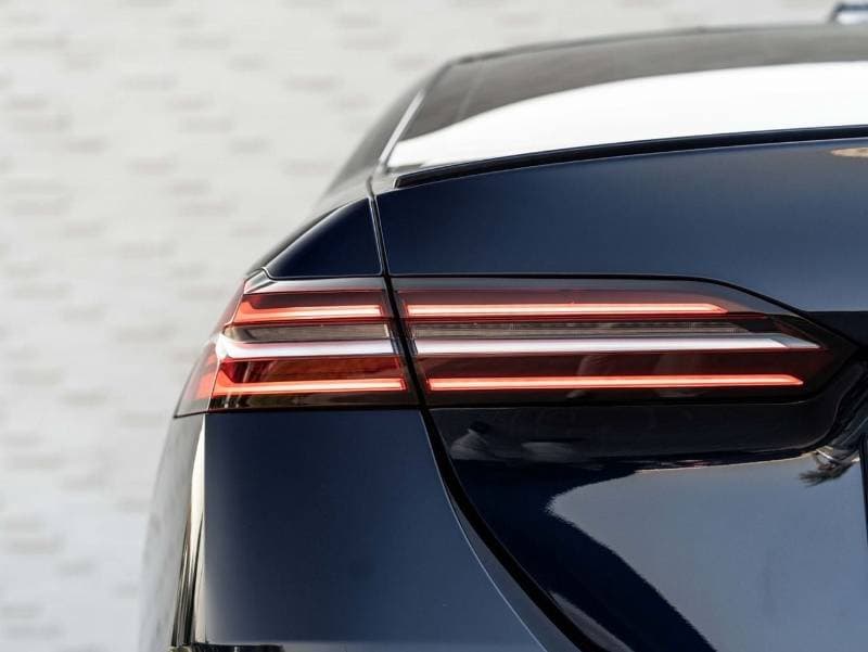 2024 BMW 520i M SPORT thumbnail 6