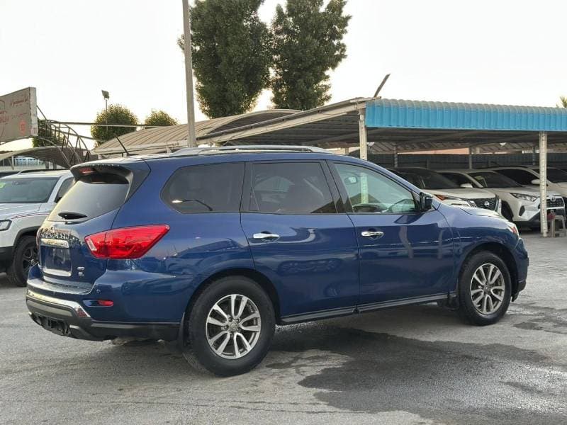2017 Nissan Pathfinder SL thumbnail 3