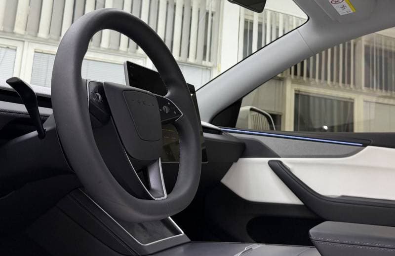 2025 Tesla Model Y LONG RANGE thumbnail 8