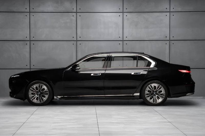 2024 BMW 735i M SPORT thumbnail 3