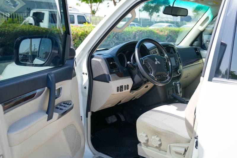 2017 Mitsubishi Pajero GLS MIDLINE thumbnail 4